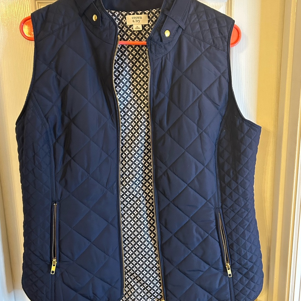 Women’s size medium navy blue Crown & Ivey vest. In new condition.
